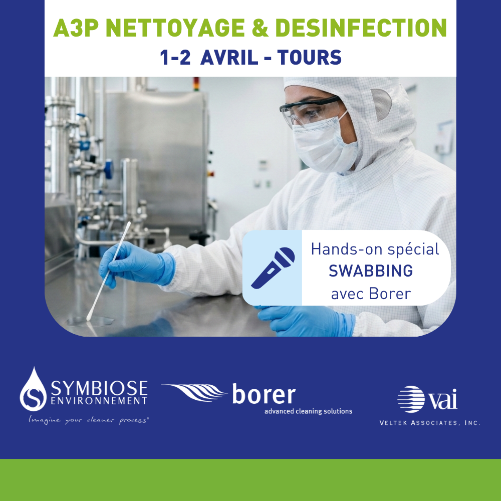 Technicien en tenue stérile intégrale effectuant un prélèvement par écouvillonnage (swabbing) sur une table de travail en inox dans une salle blanche pharmaceutique